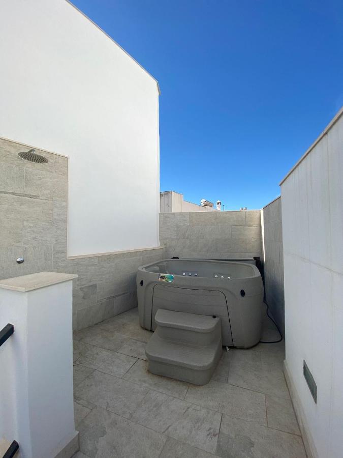 فيلا New Townhouse In The Heart Of Nerja With Jacuzzi المظهر الخارجي الصورة